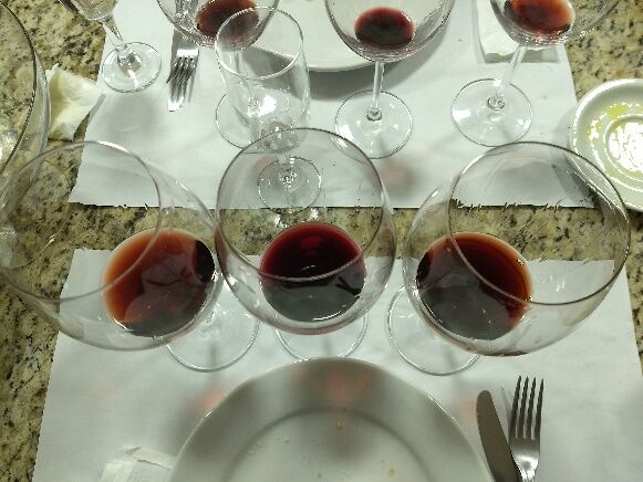 Taças de degustação comparativa de vinhos tintos