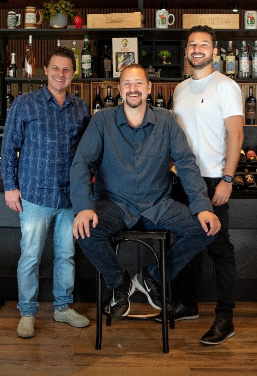 Fundadores do Mais Brasil na loja de vinhos